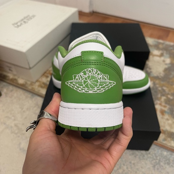 BIN Men’s Size 10 (Euro Sz 44) Air Jordan 1 Low SE Sneakers In White/Chlorophyll - Picture 14 of 16